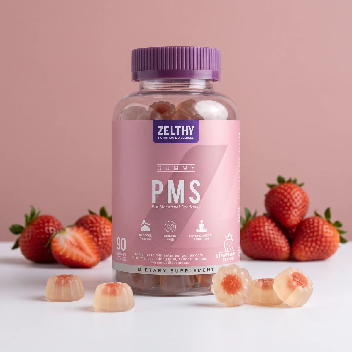 Frasco de gomas PMS Zelthy com morangos frescos e gomas em fundo rosa