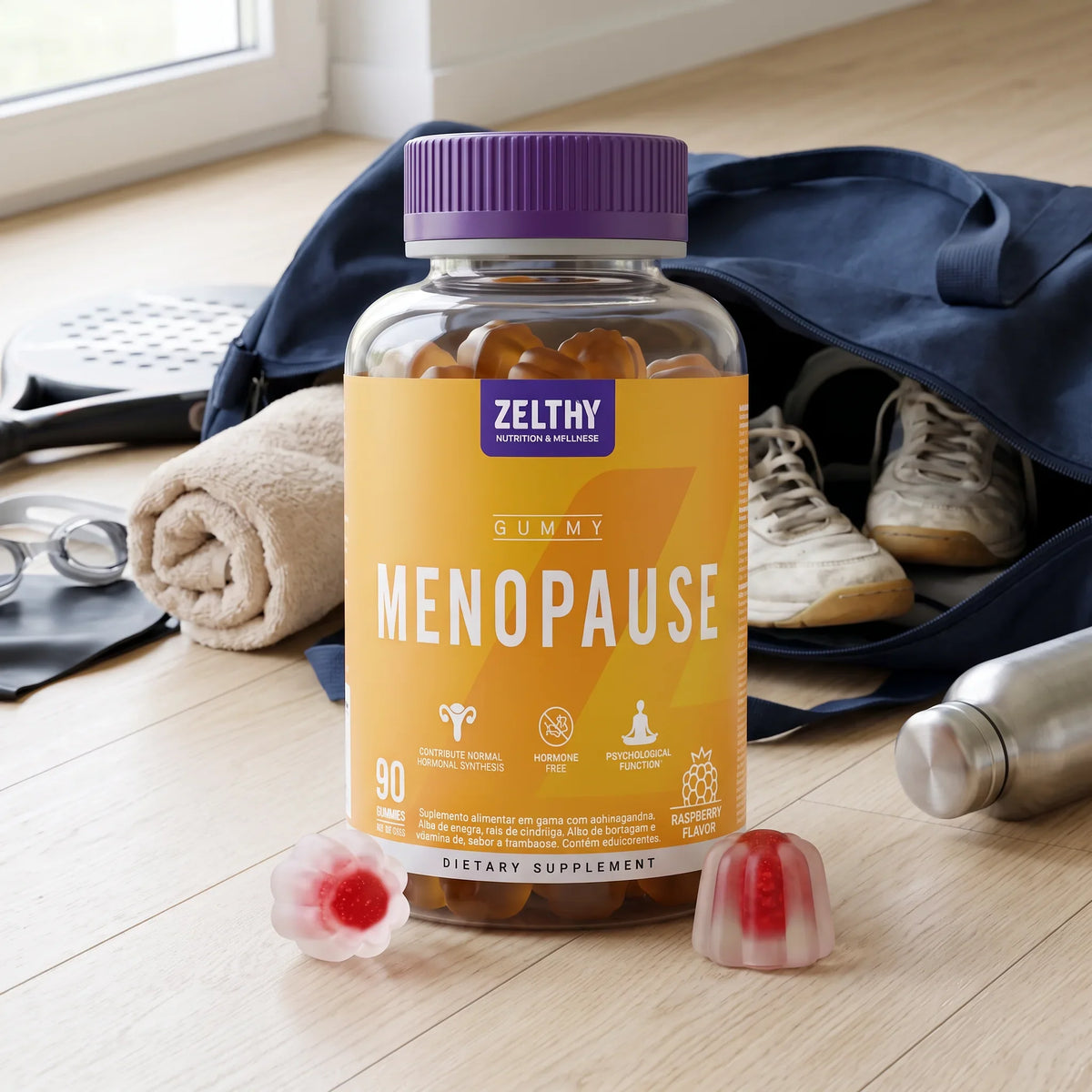 Frasco de gomas Menopausa Zelthy junto a um saco de desporto, toalha e ténis